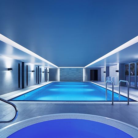 Shangri-La Sydney Esterno foto The swimming pool at the hotel