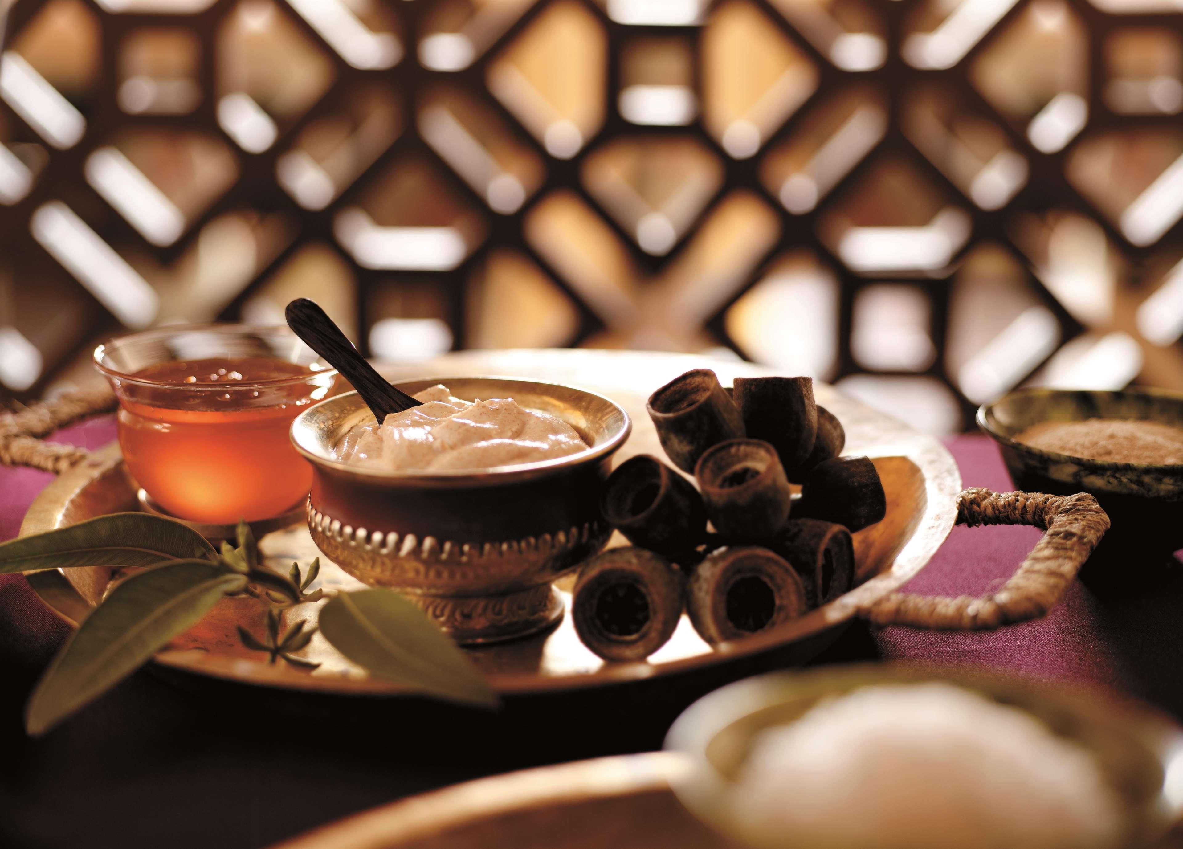 Shangri-La Sydney Esterno foto A traditional Thai spa treatment