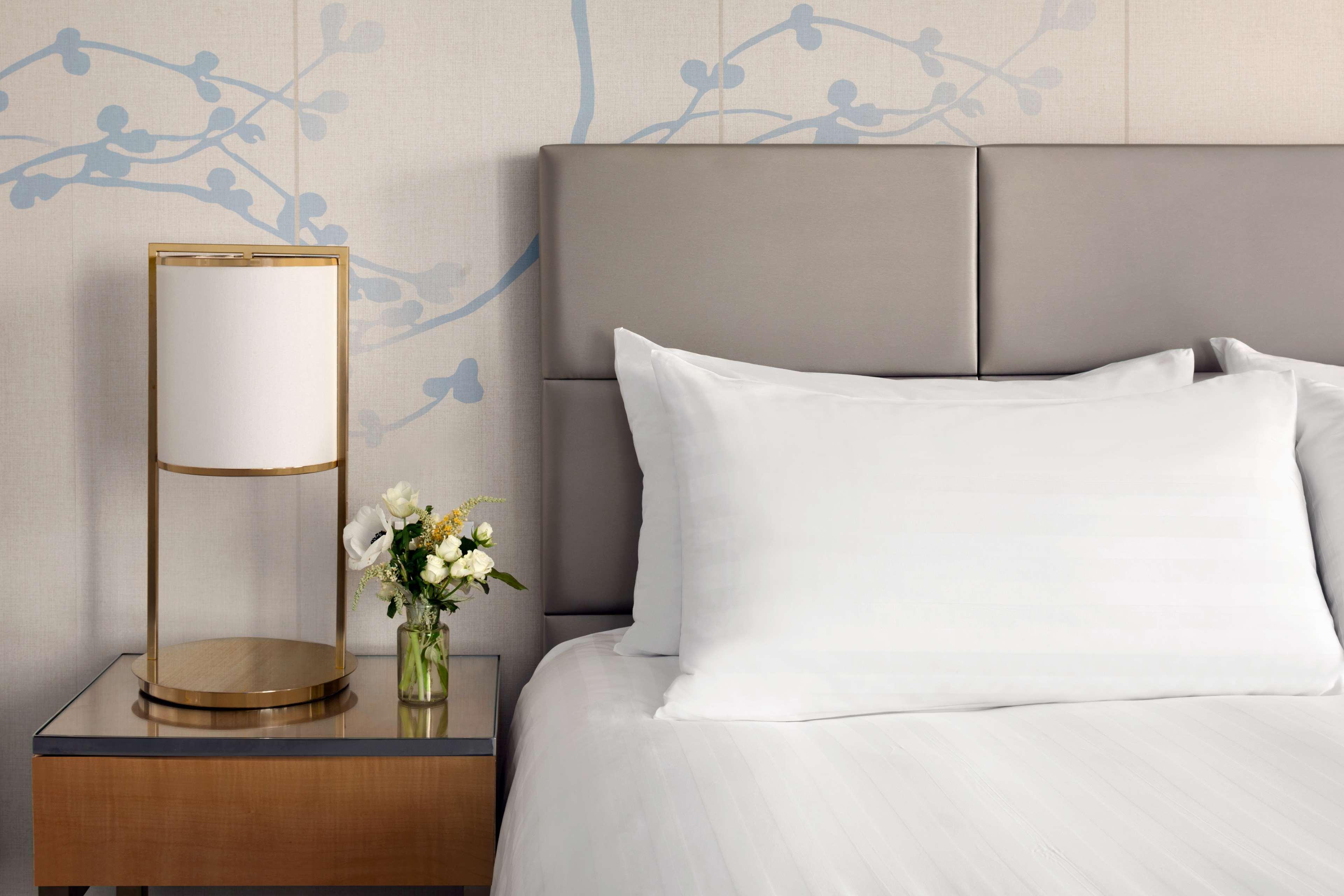 Shangri-La Sydney Esterno foto A guest room at the Mandarin Oriental, Hong Kong