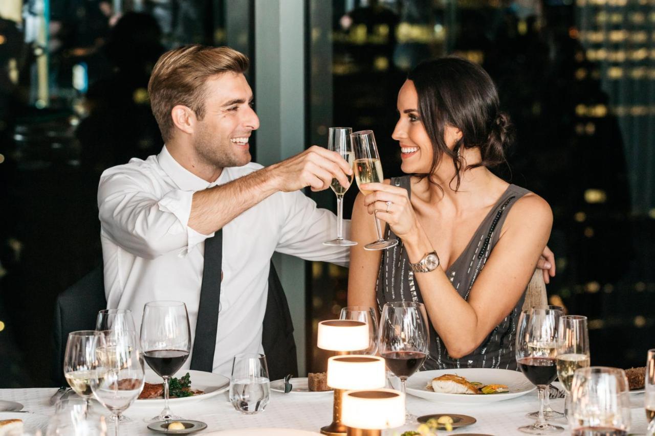 Shangri-La Sydney Esterno foto A couple dining together