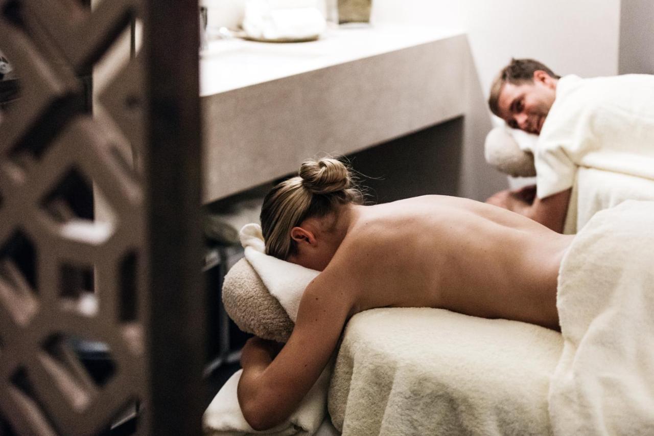 Shangri-La Sydney Esterno foto A couple receiving a massage at a spa